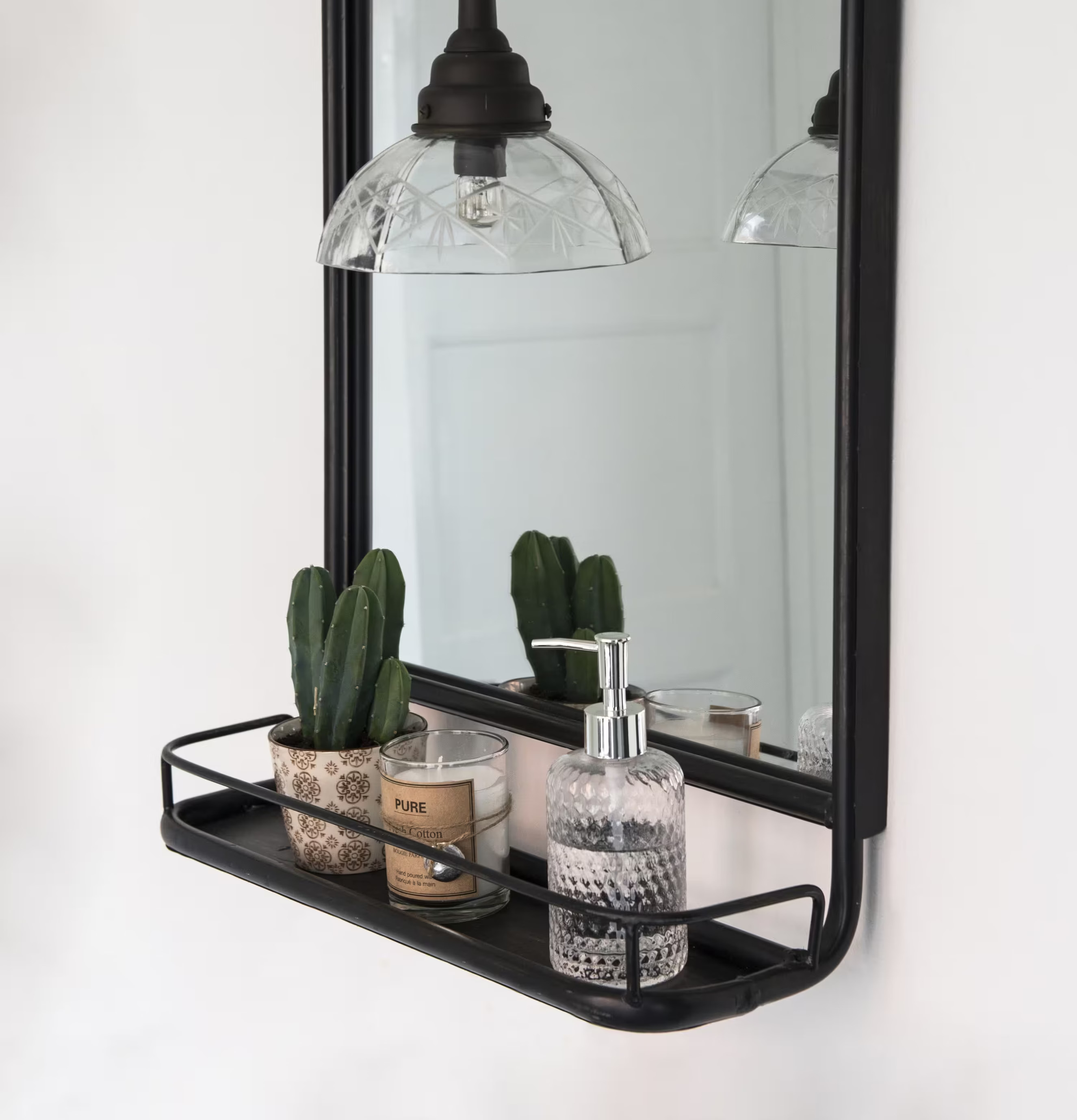 Tvålpump Glas Klar från IB Laursen på en svart hylla