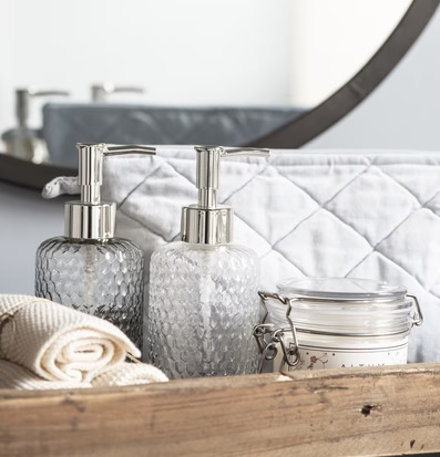 Tvålpump Glas Grå från IB Laursen i elegant badrumsmiljö