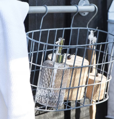 Tvålpump Glas Klar från IB Laursen i trådkorg på väggen