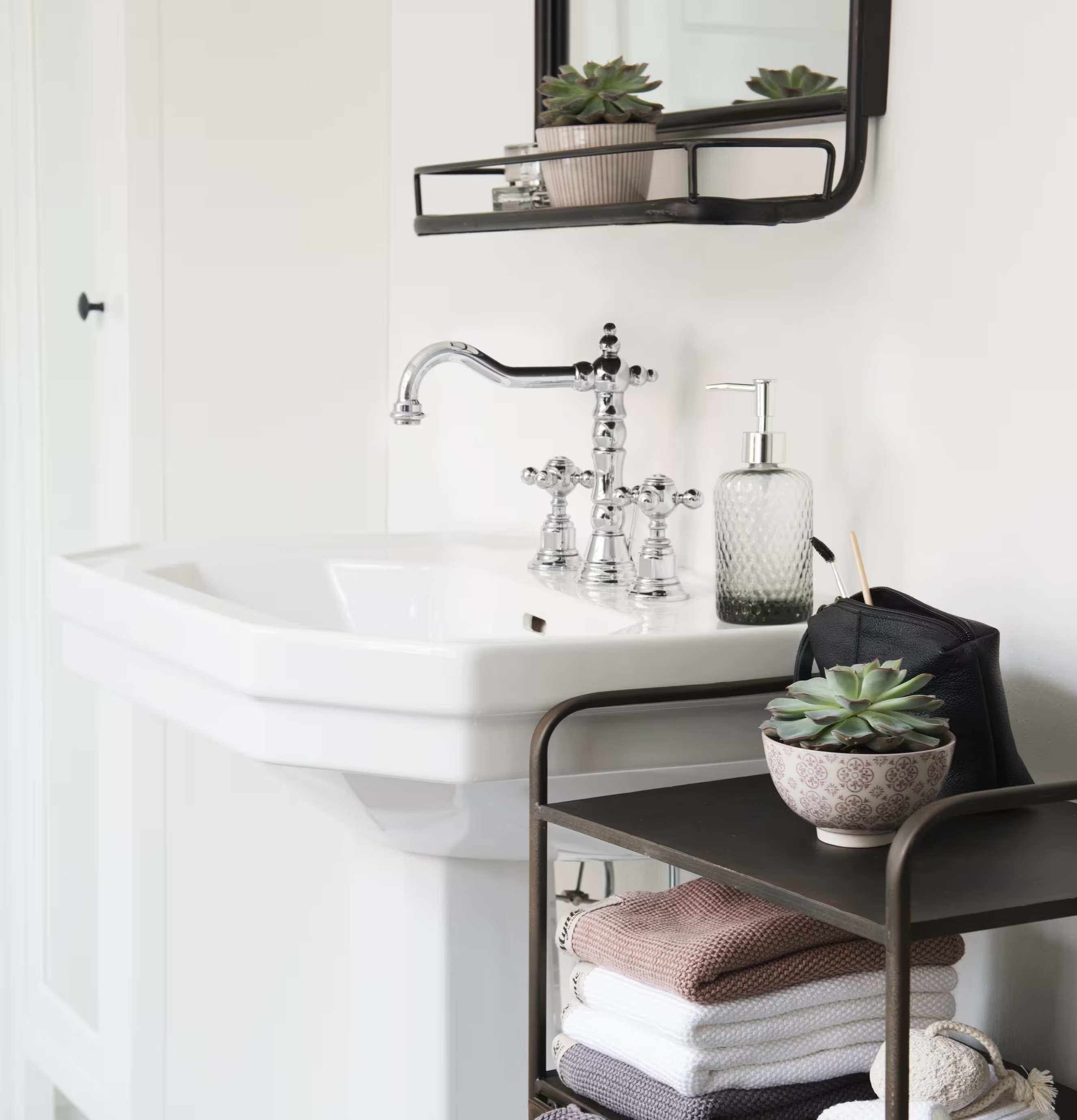 Tvålpump Glas Grå från IB Laursen bredvid ett handfat