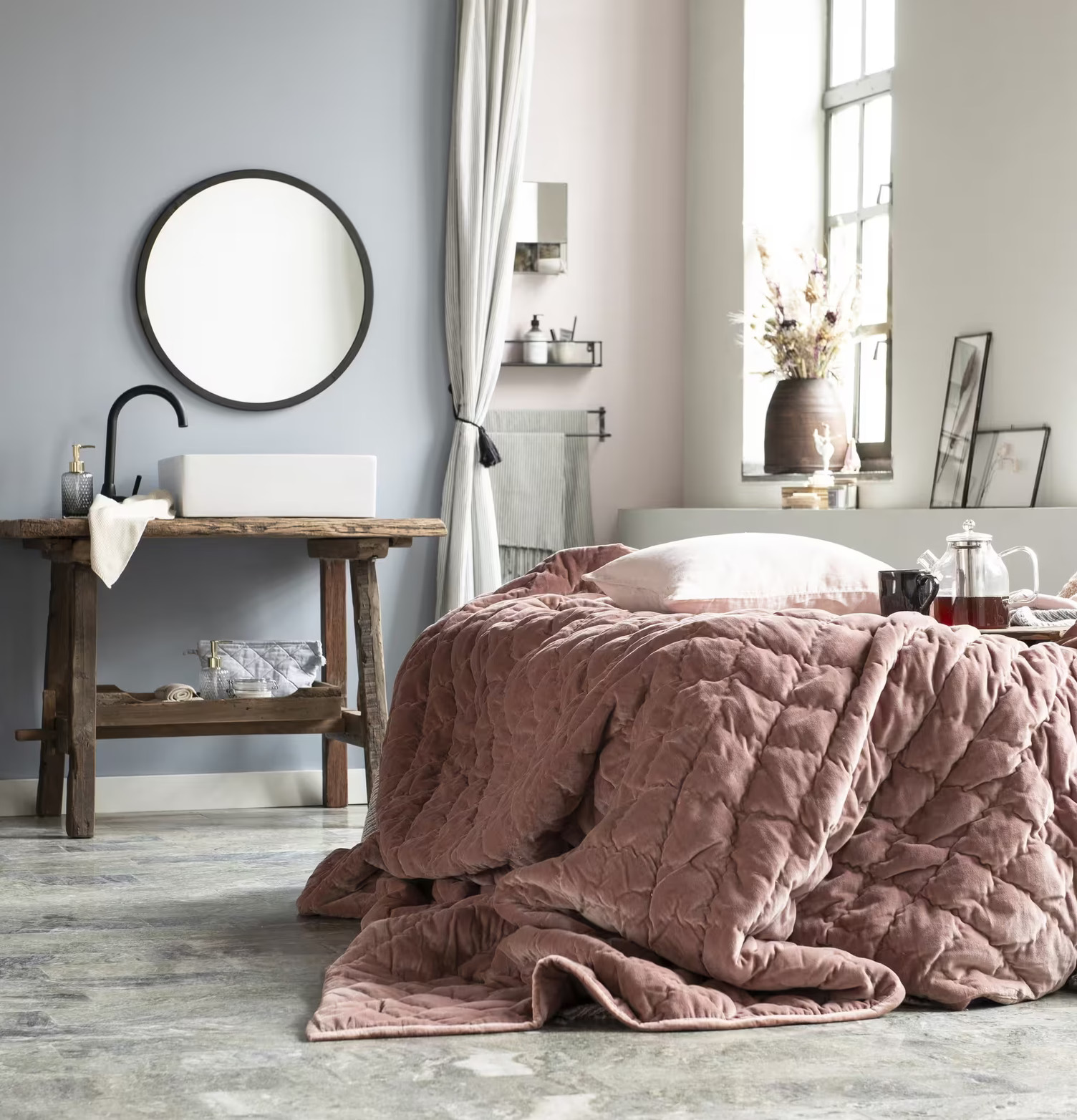 Tvålpump Glas Grå från IB Laursen på rustikt träbord