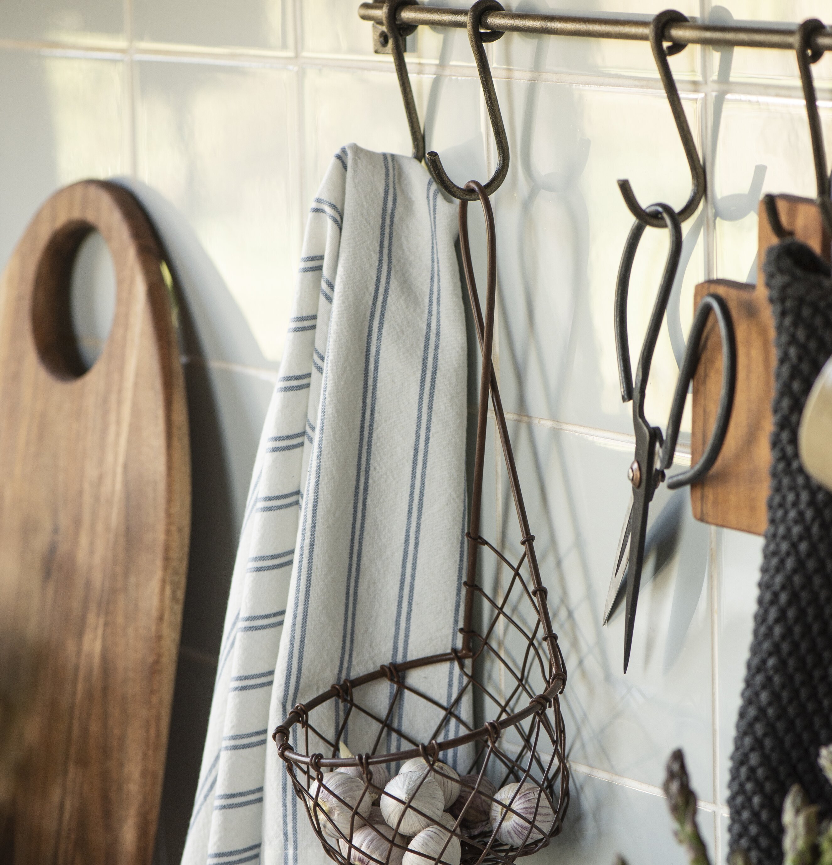 Väggskena Med Krokar Mässing från IB Laursen i köket