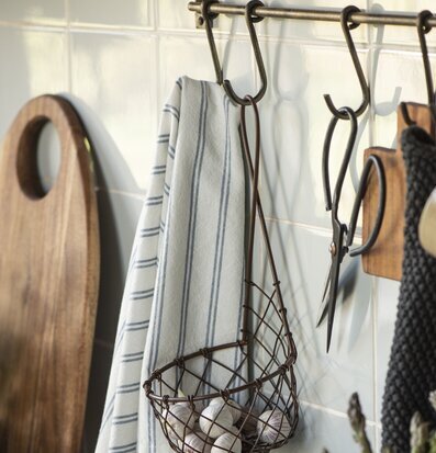 Väggskena Med Krokar Mässing från IB Laursen i köket