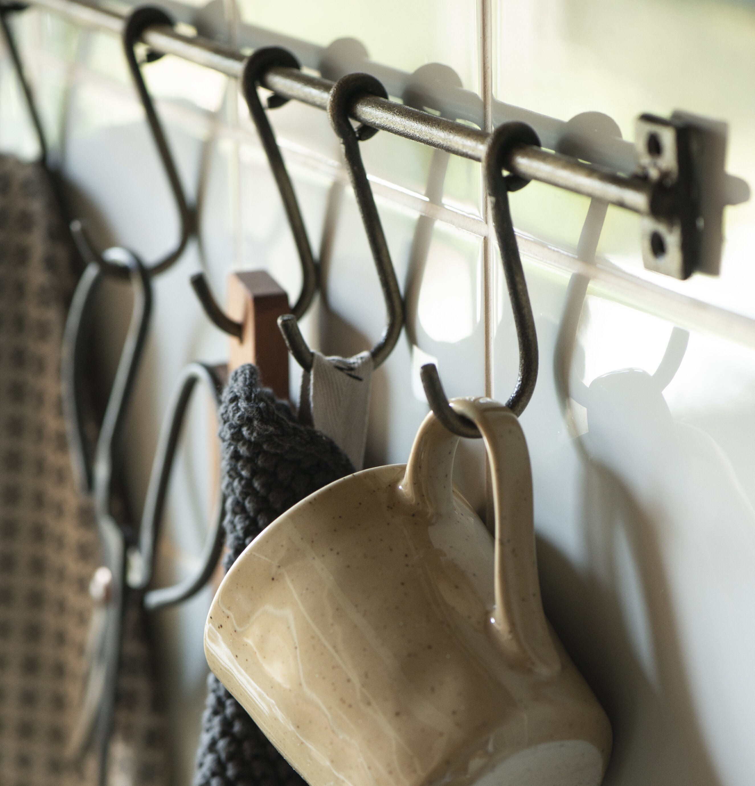 Väggskena Med Krokar Mässing från IB Laursen i köket