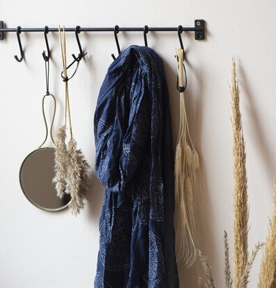 Väggskena Med Krokar från IB Laursen på vit vägg