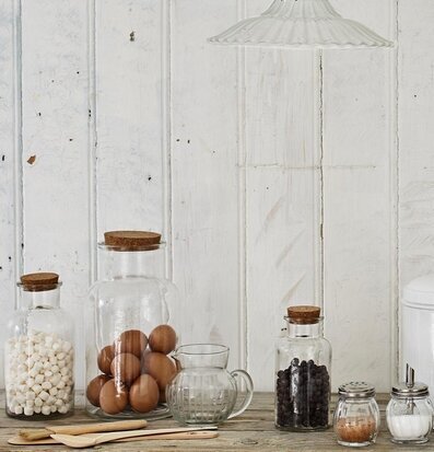 Foto av harmoniskt arrangerade glasburkar och trä