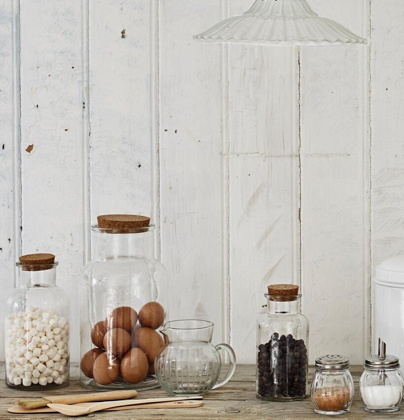 Foto av rustikt kök med glasburkar och trädetaljer