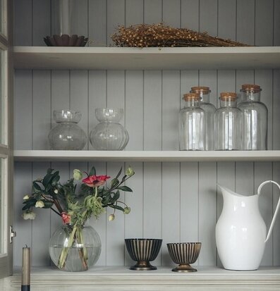 Bild av stilren hylla med eleganta inredningsdetaljer