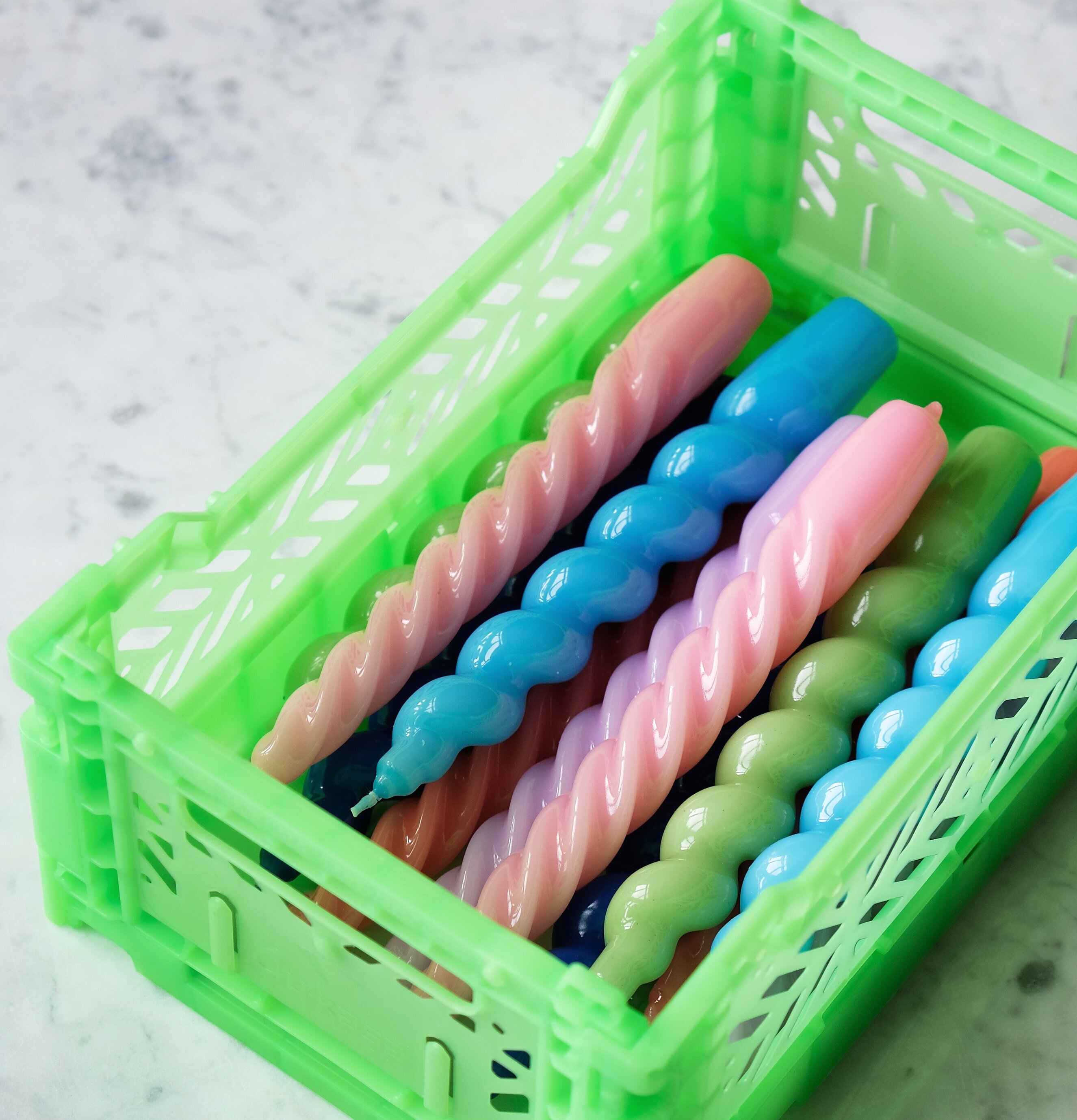 Förvaringsback Mini Blue Grey från Aykasa fylld med ljus