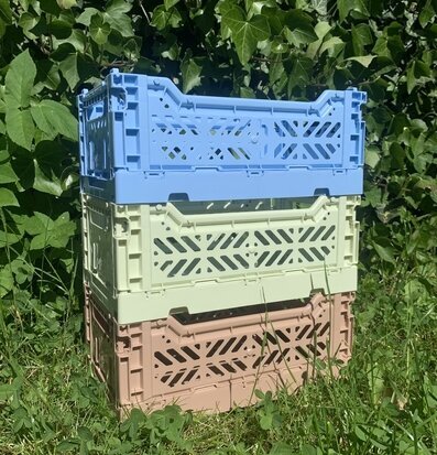 Förvaringsback Mini Blue Grey från Aykasa staplade utomhus