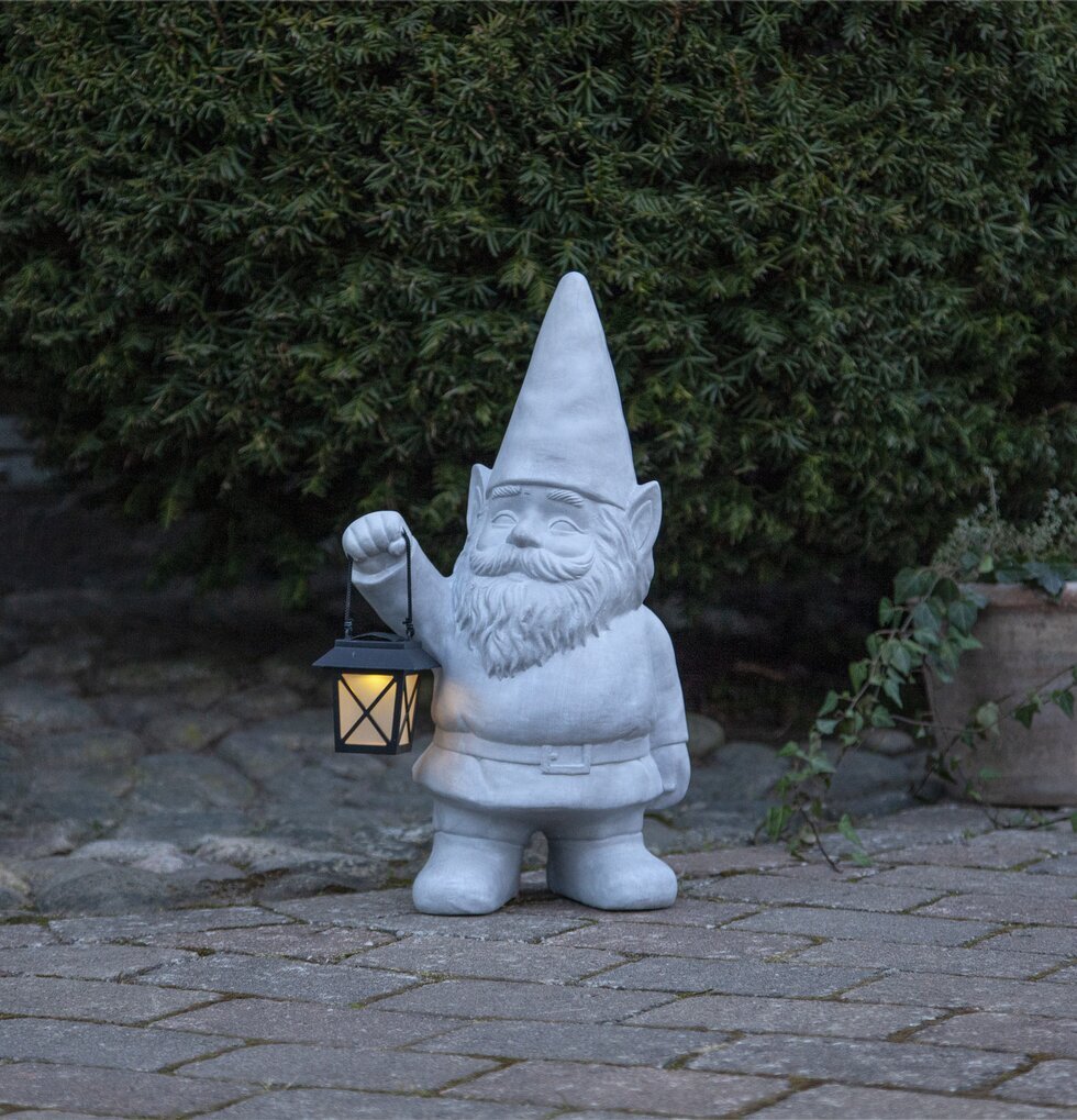 Solcellsdekoration Gnomy från Star Trading i trädgårdsmiljö