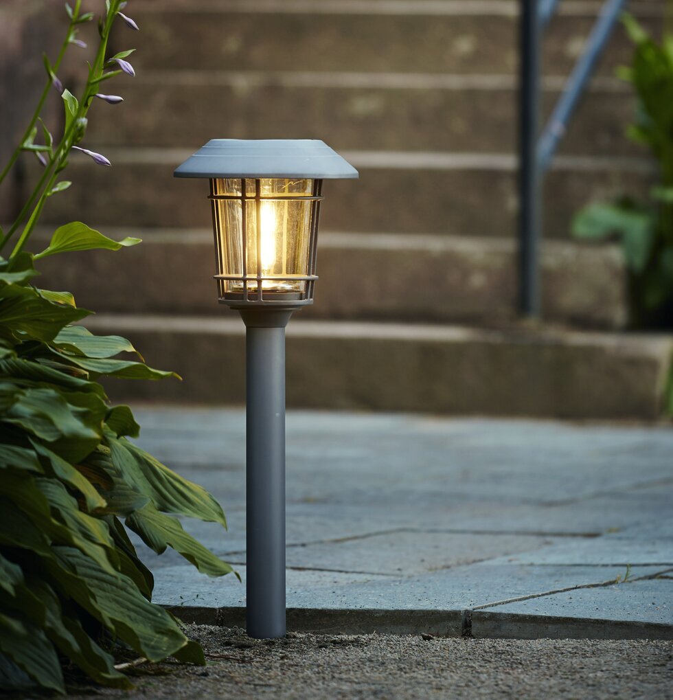 Solcellsbelysning Filip från Star Trading i trädgårdsmiljö