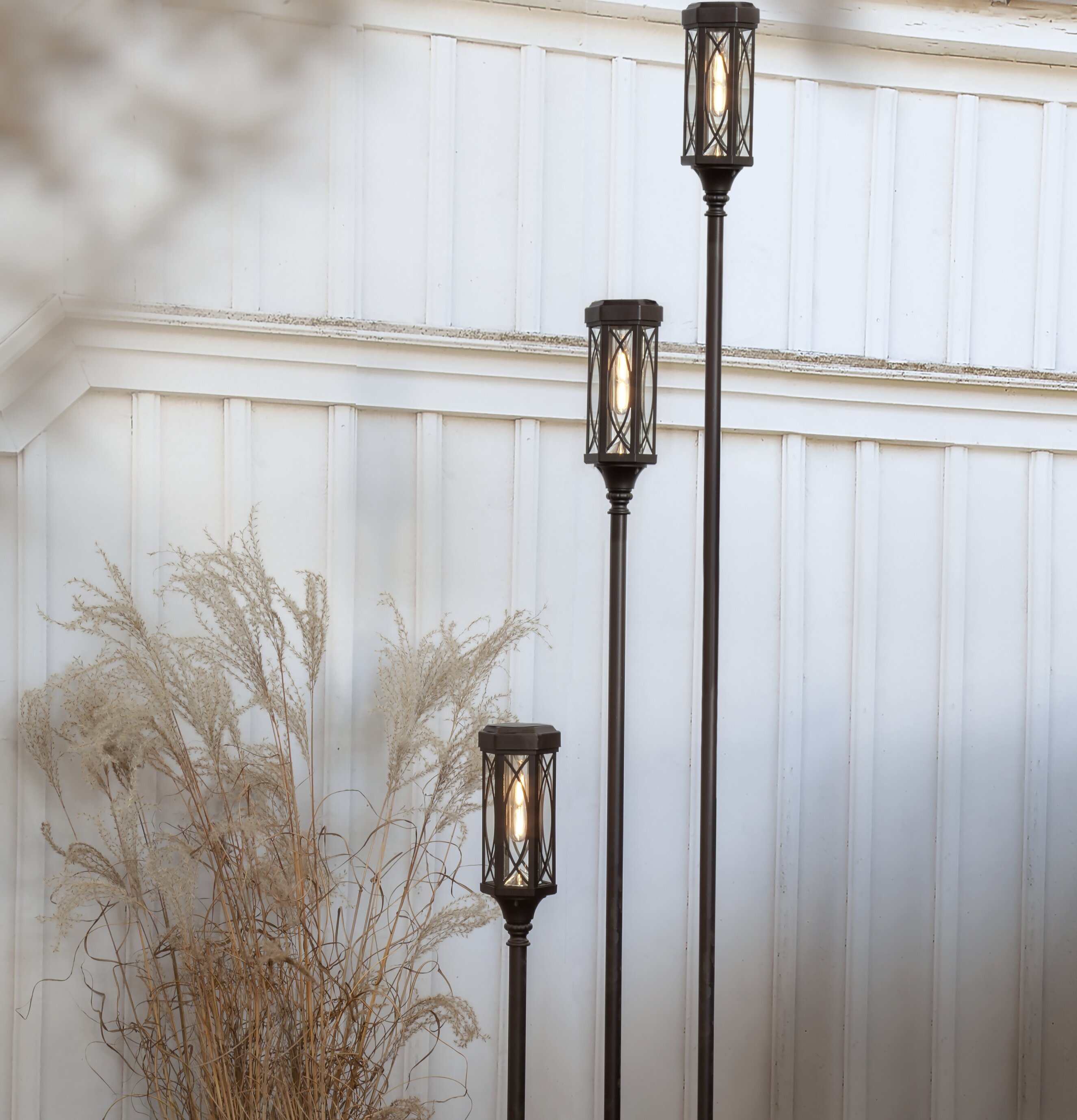 Solcellsbelysning Folke från Star Trading i trädgårdsmiljö