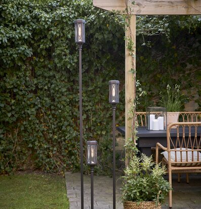 Solcellsbelysning Folke från Star Trading i trädgårdsmiljö