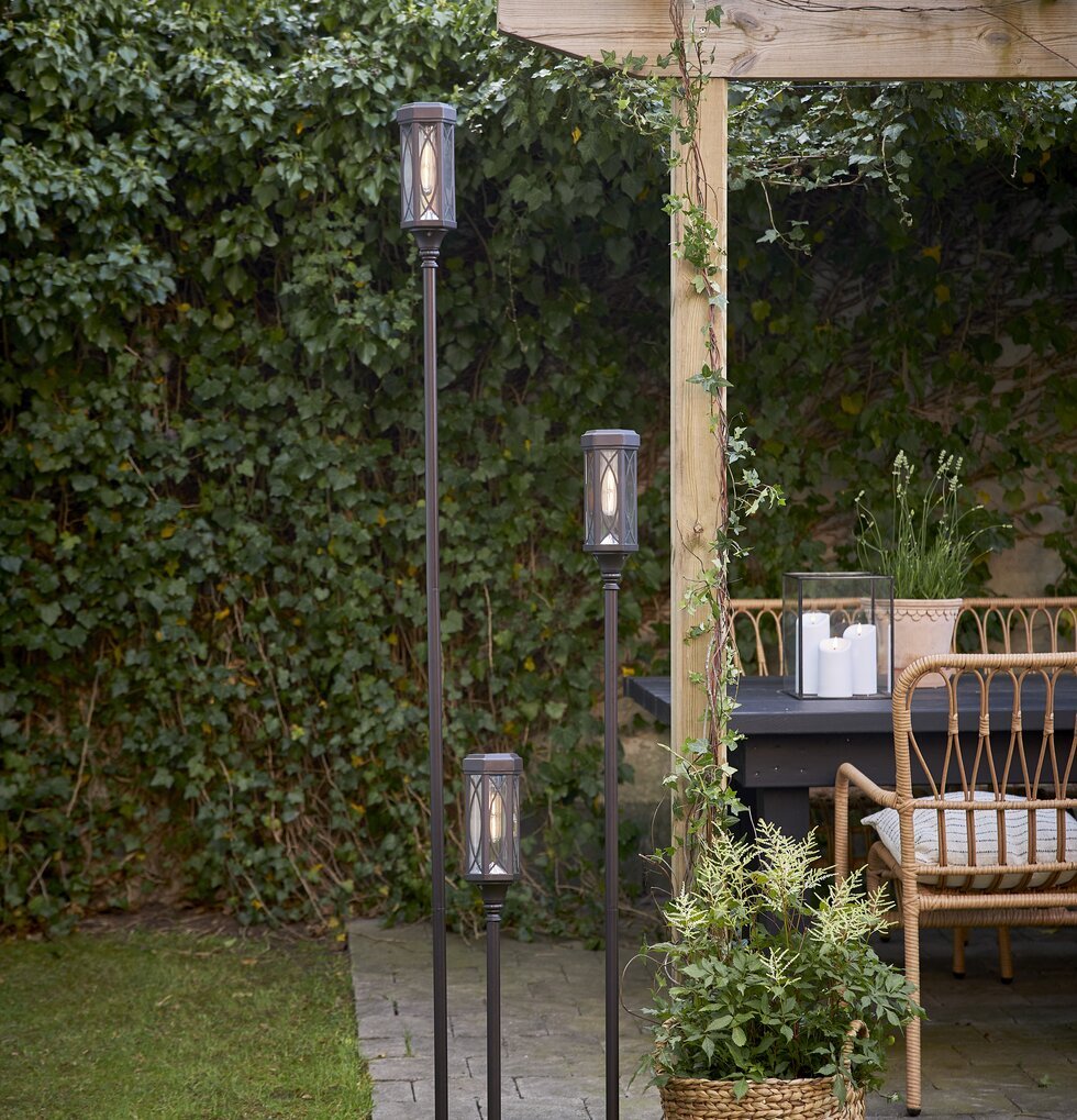 Solcellsbelysning Folke från Star Trading i trädgårdsmiljö