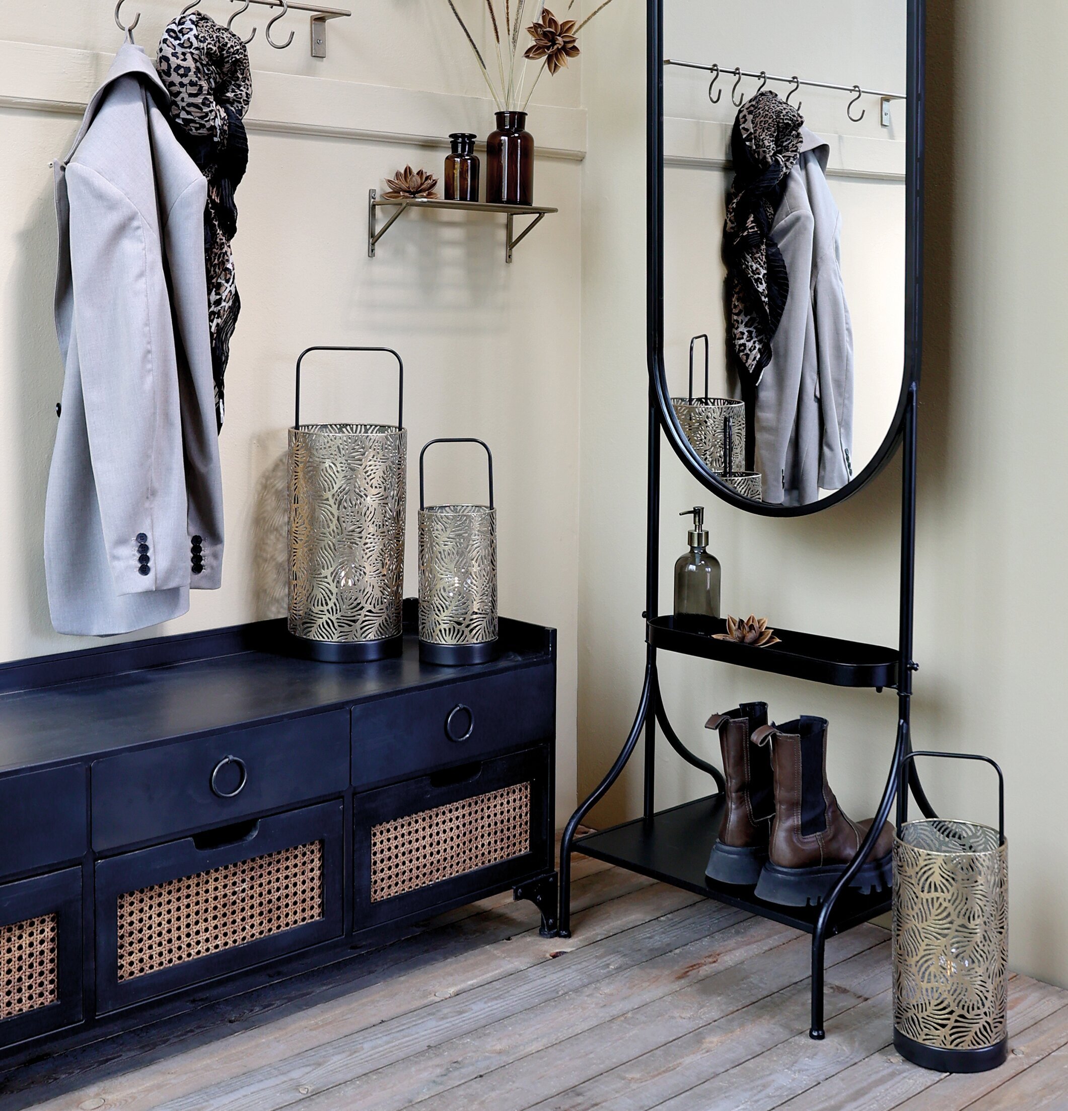 Lanterna Antik Mässing Mellan från Chic Antique på träbord