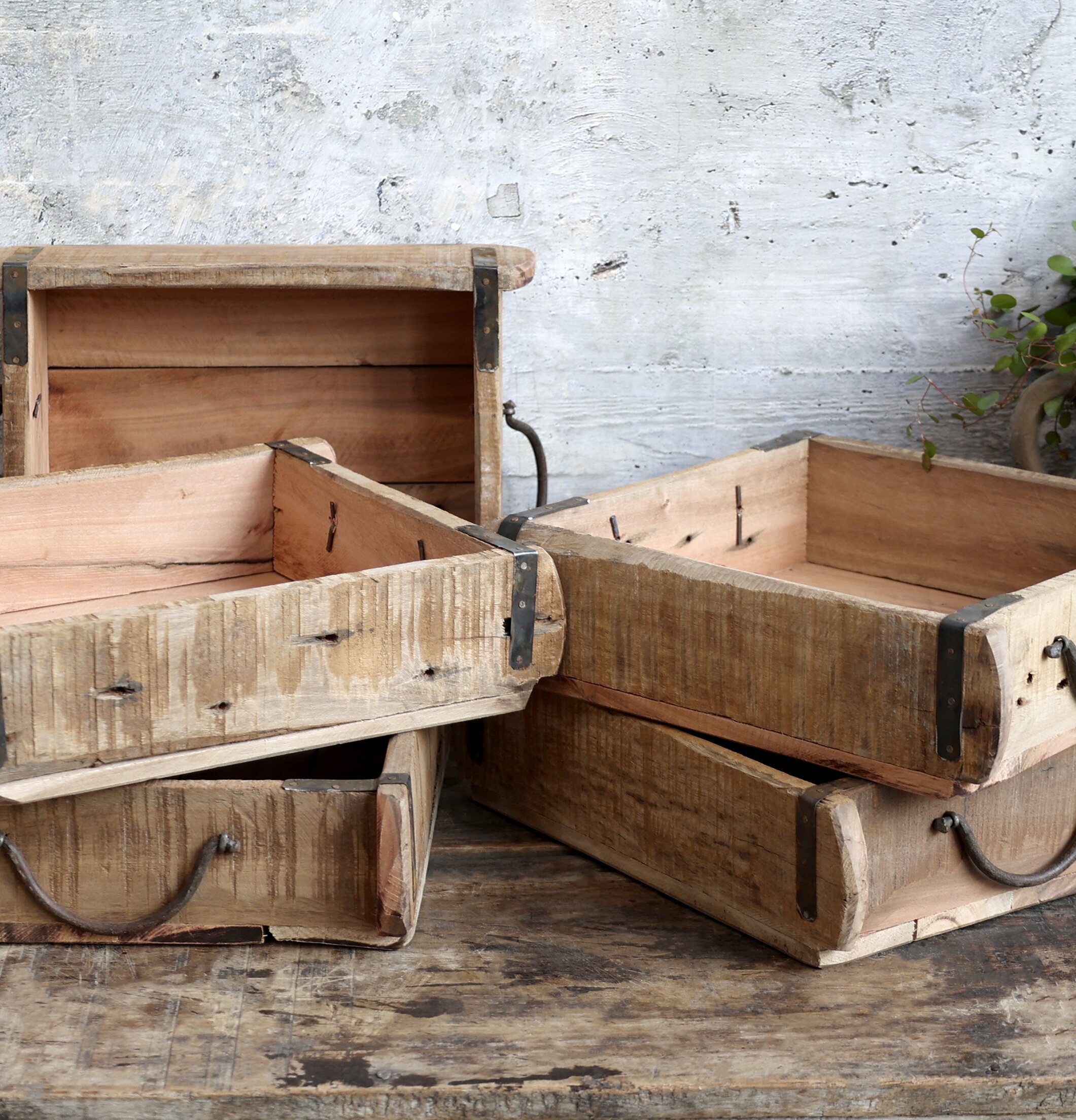 Trälåda Med Beslag från Chic Antique på rustikt träbord