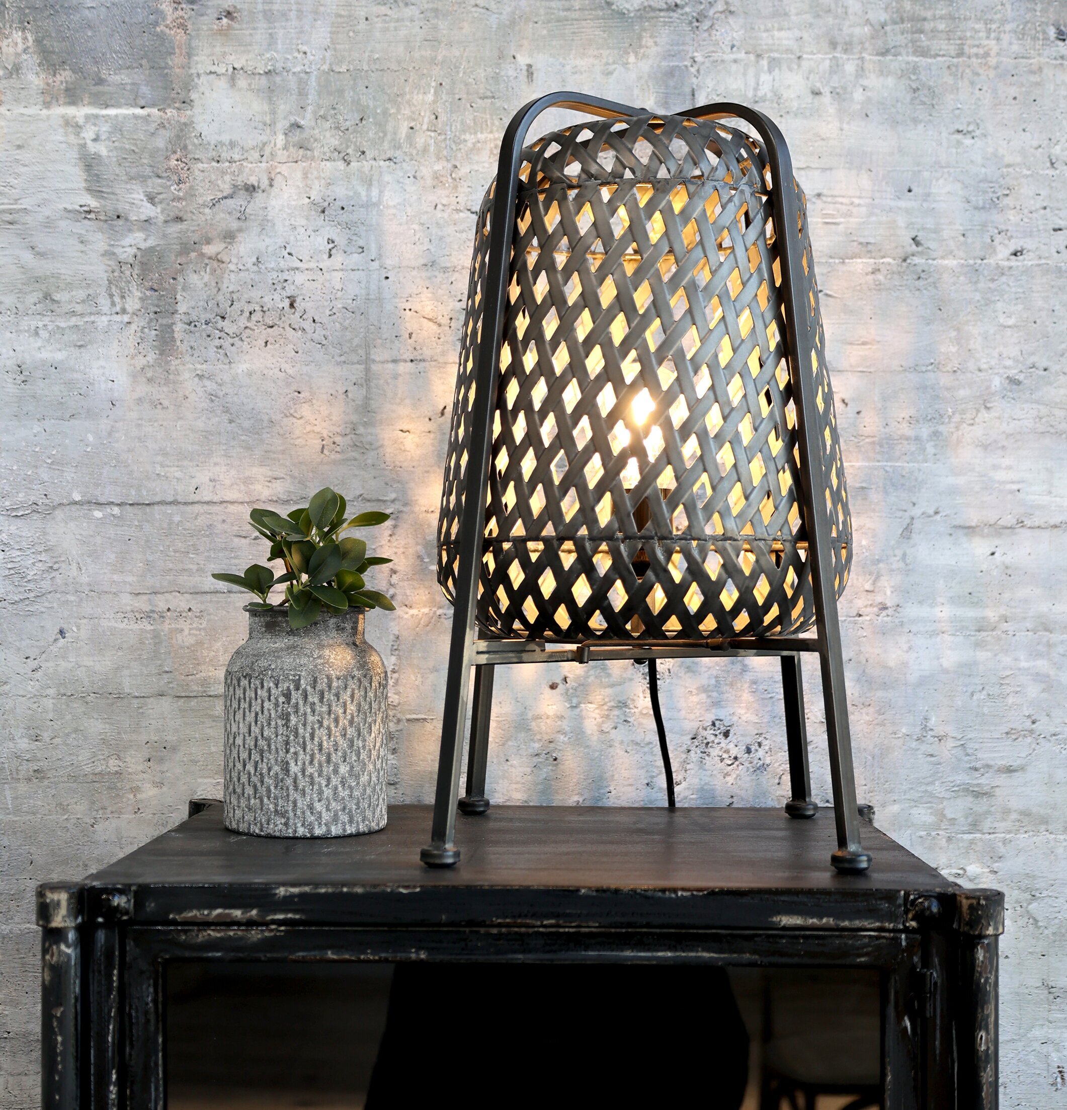 Lampa Flätad Järn Antik Grå från Chic Antique på bord