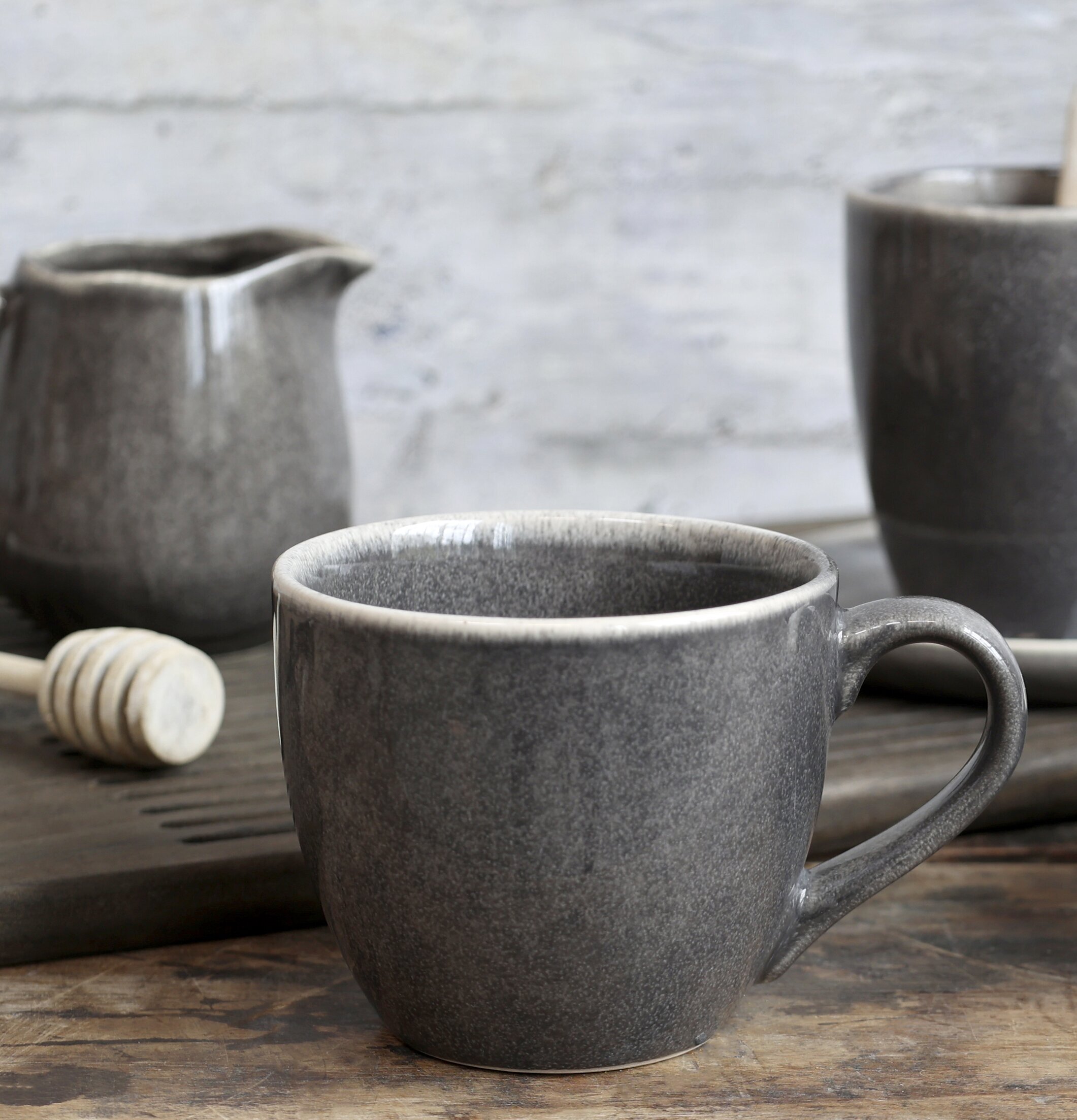 Calais Mugg från Chic Antique på ett rustikt träbord