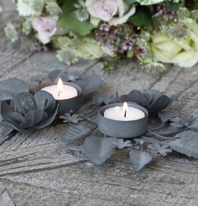 Ljusstake Bladverk Antik Zink från Chic Antique på träbord