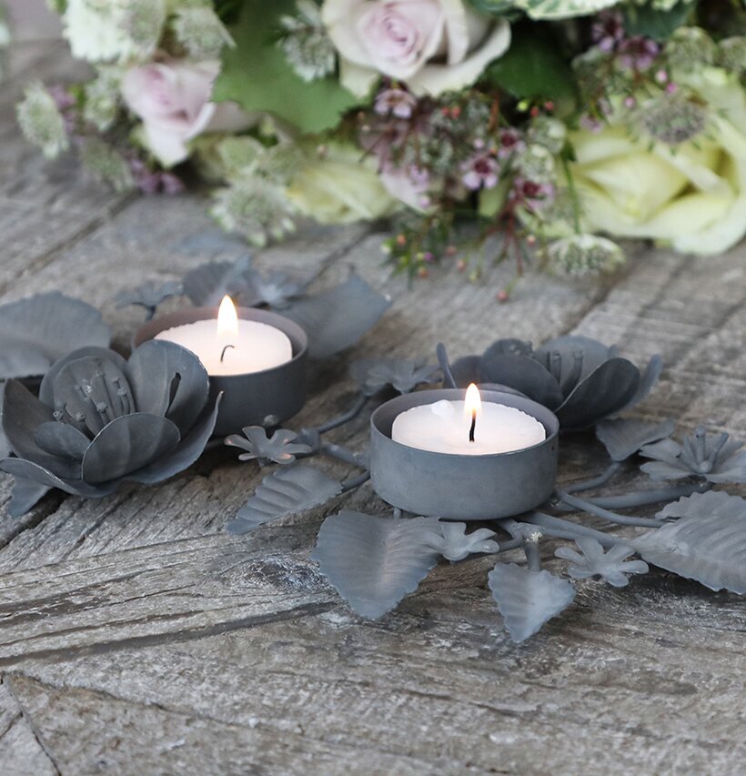 Ljusstake Bladverk Antik Zink från Chic Antique på träbord