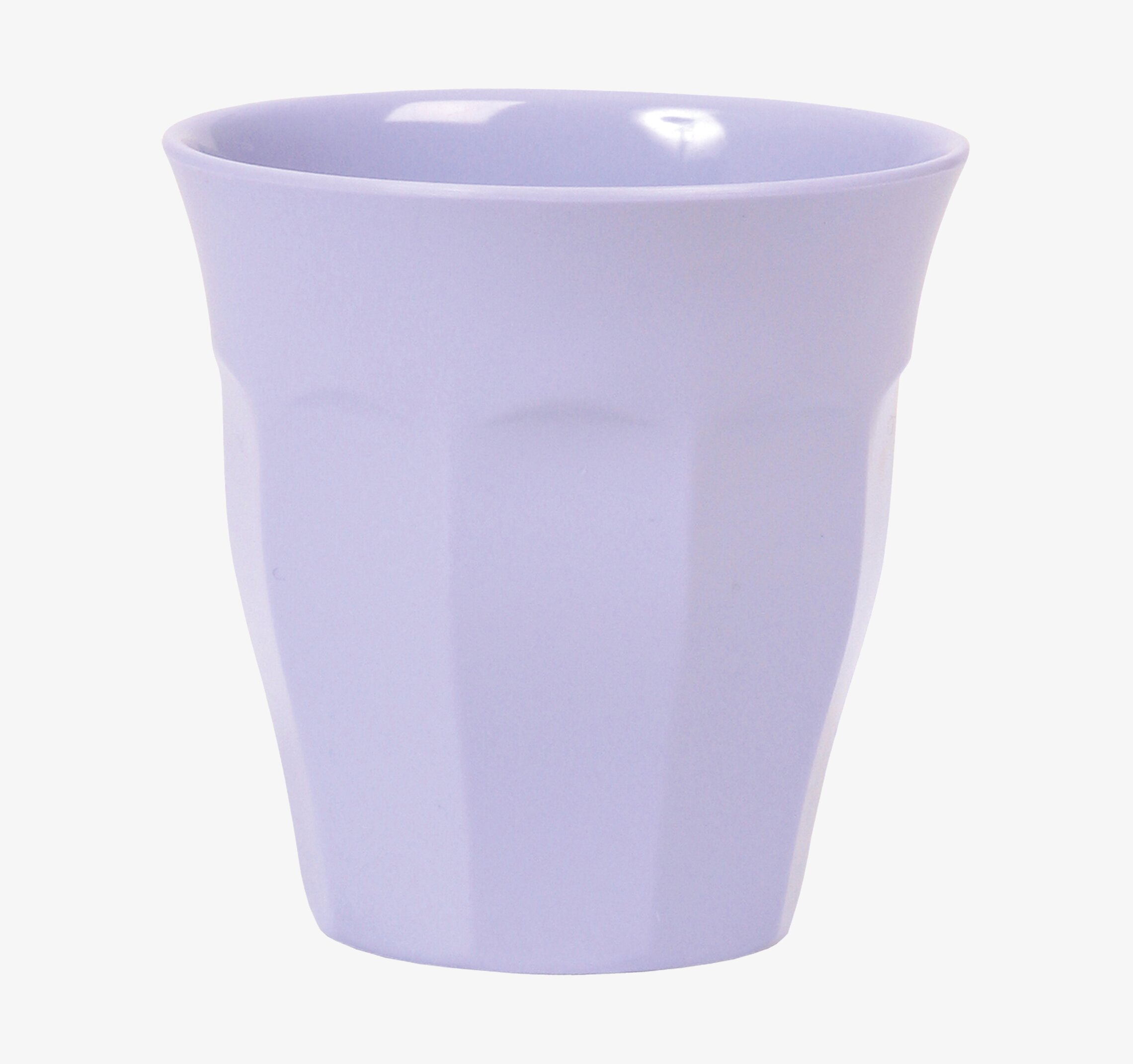 Bild av ljuslila mugg med elegant design och struktur