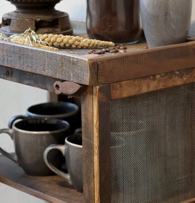 Sängbord Grimaud från Chic Antique med rustik charm