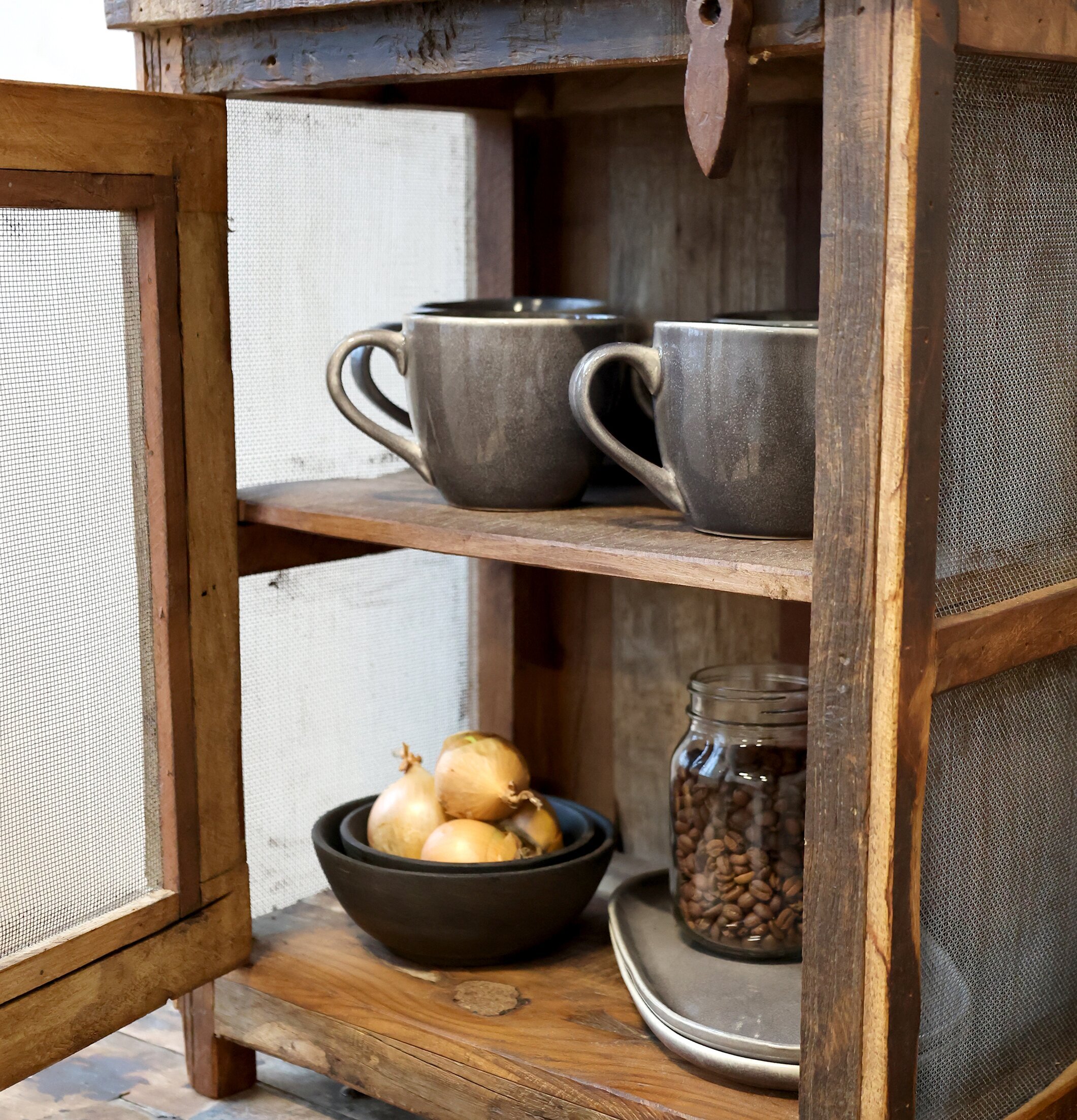 Sängbord Grimaud från Chic Antique med rustik charm