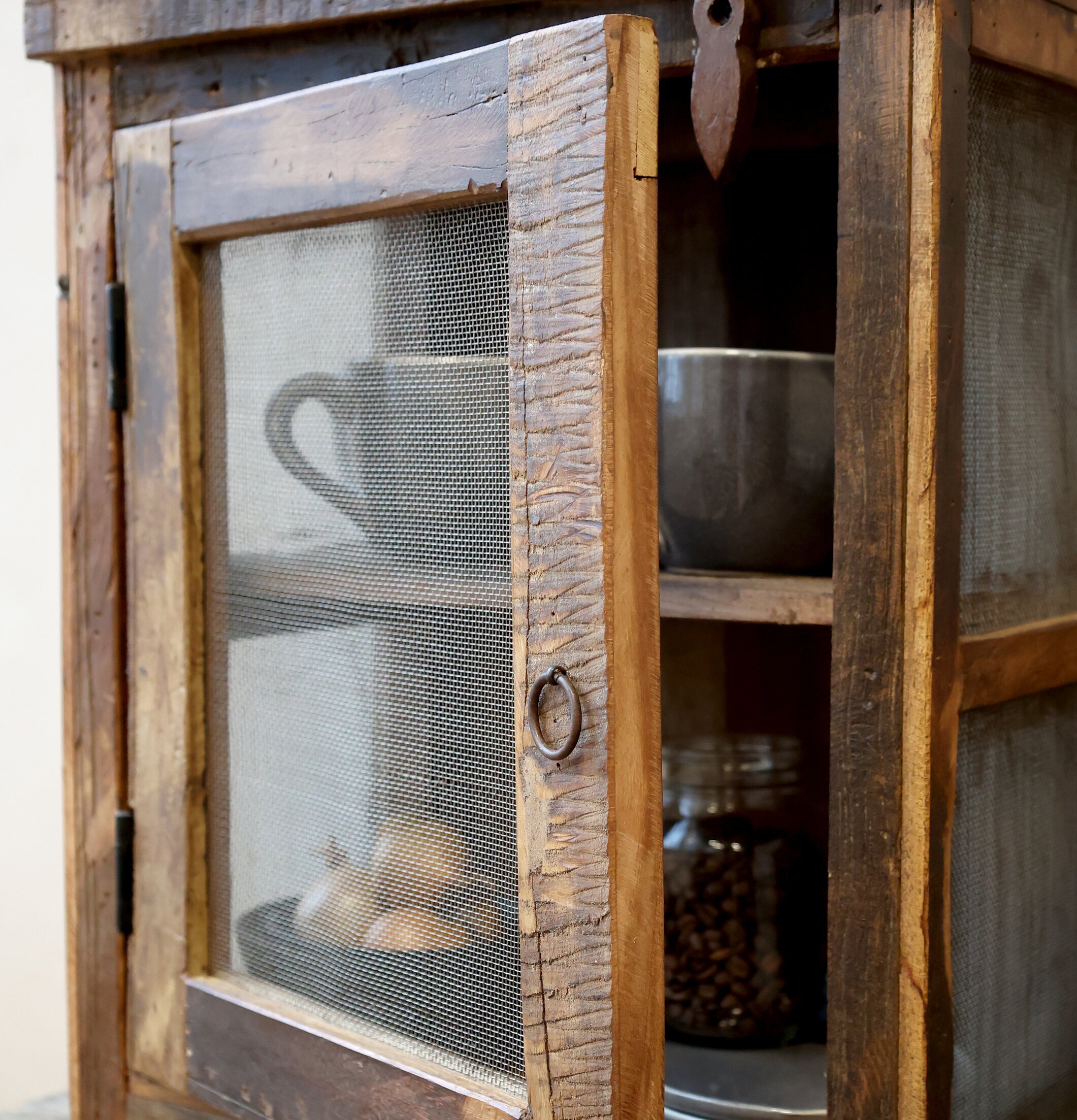 Sängbord Grimaud från Chic Antique med rustik design i trä