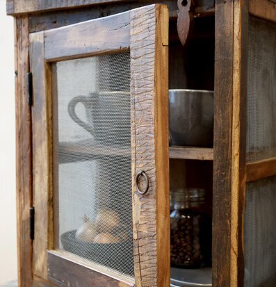 Sängbord Grimaud från Chic Antique med rustik design i trä