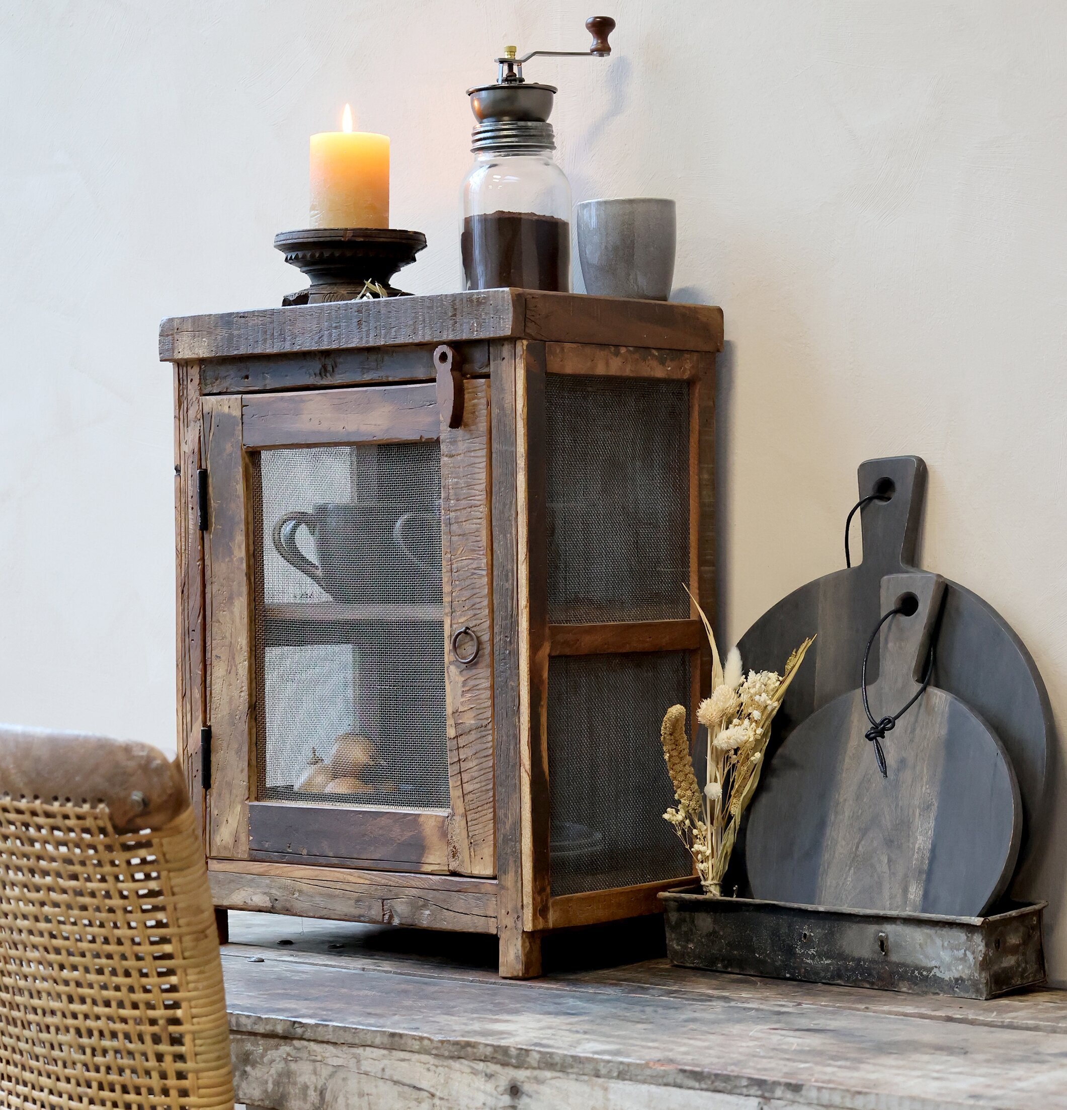 Sängbord Grimaud från Chic Antique i rustik lantlig stil