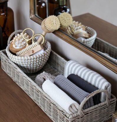 Bricka Rotting Natur från Chic Antique med handdukar och borstar