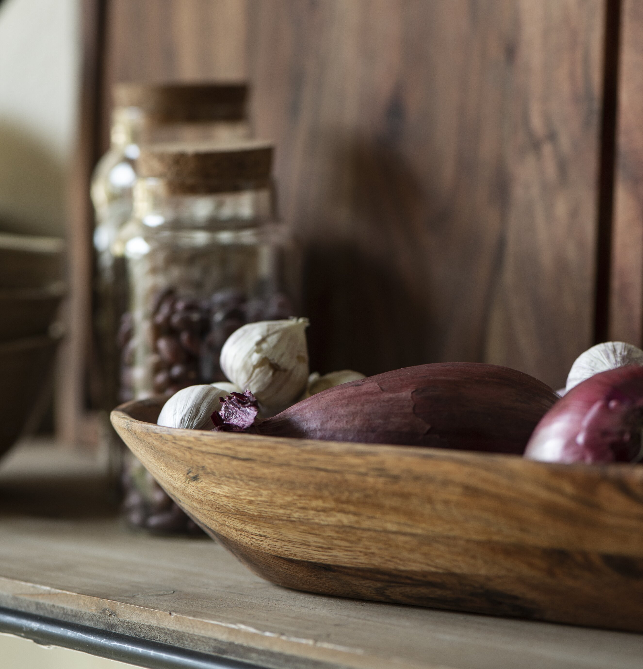 Skål Oljad Akacia från IB Laursen fylld med rödlök och vitlök