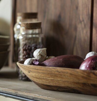 Skål Oljad Akacia från IB Laursen fylld med rödlök och vitlök