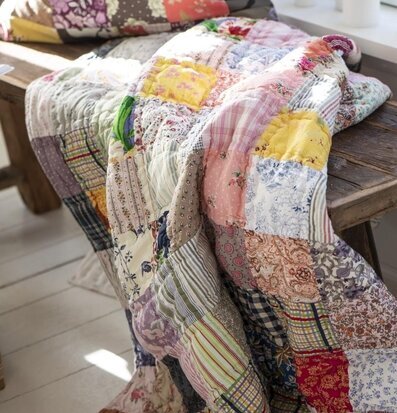 Pläd Anniversary UNIQUE Patchwork från IB Laursen på bänk