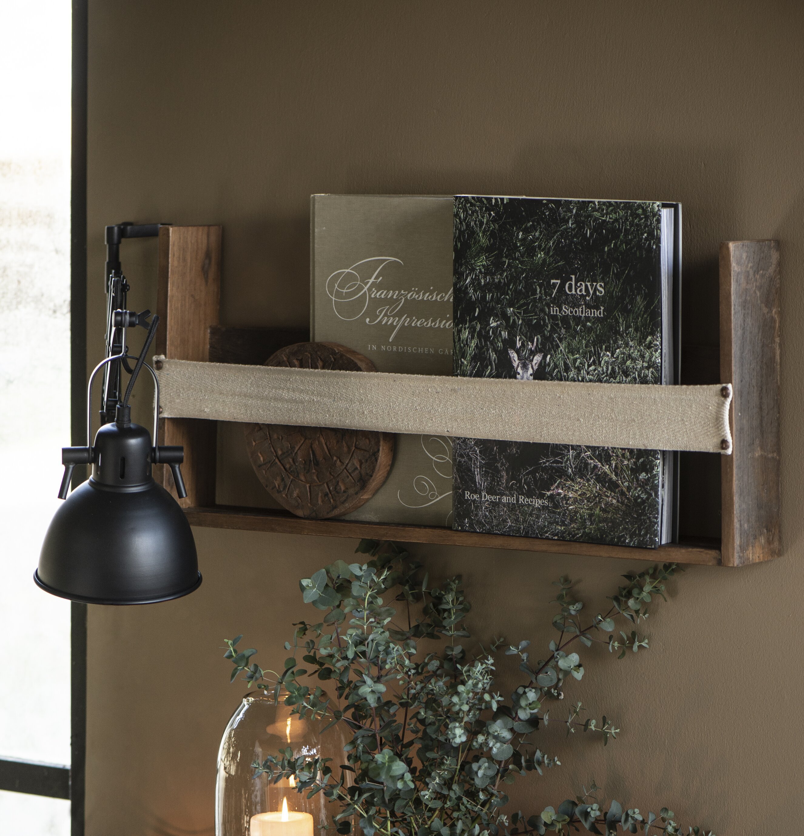 Vägghylla Unika från IB Laursen med böcker och växter