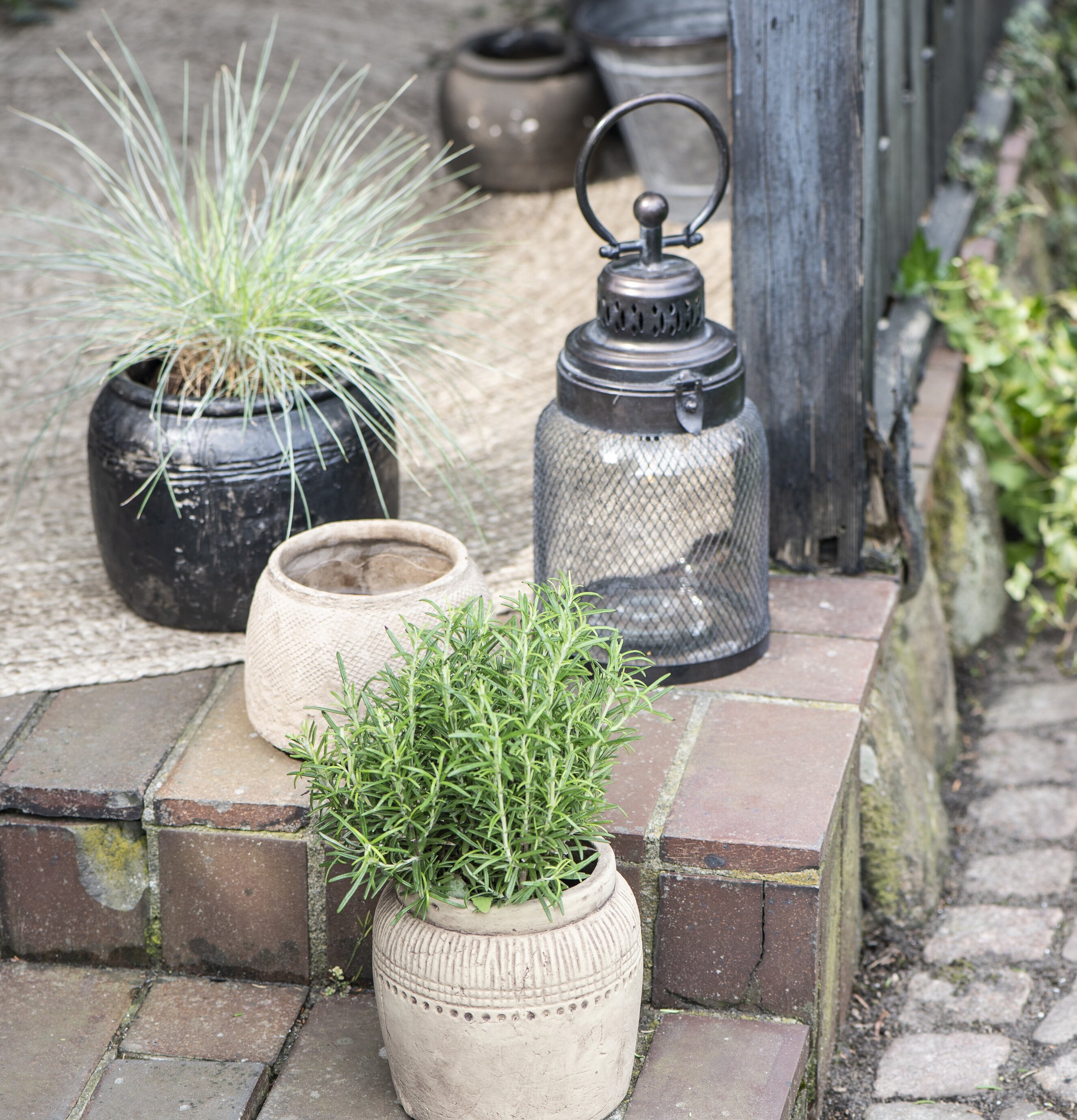 Lanterna LED Metall Nät från IB Laursen på mörk tegeltrappa