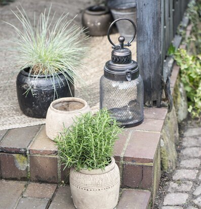 Lanterna LED Metall Nät från IB Laursen på mörk tegeltrappa