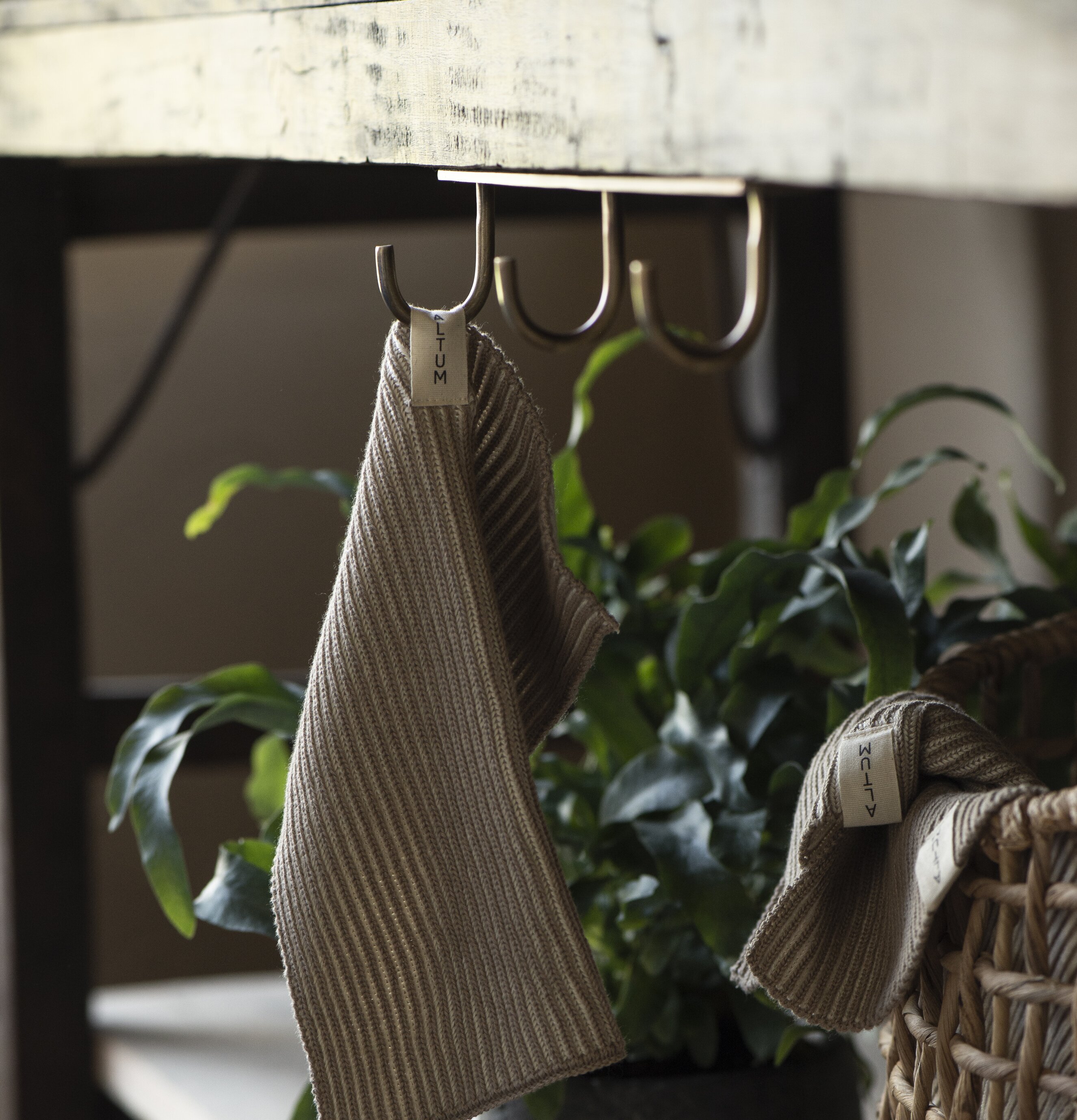 Krokar Hylla Antik Mässing från IB Laursen under en hylla