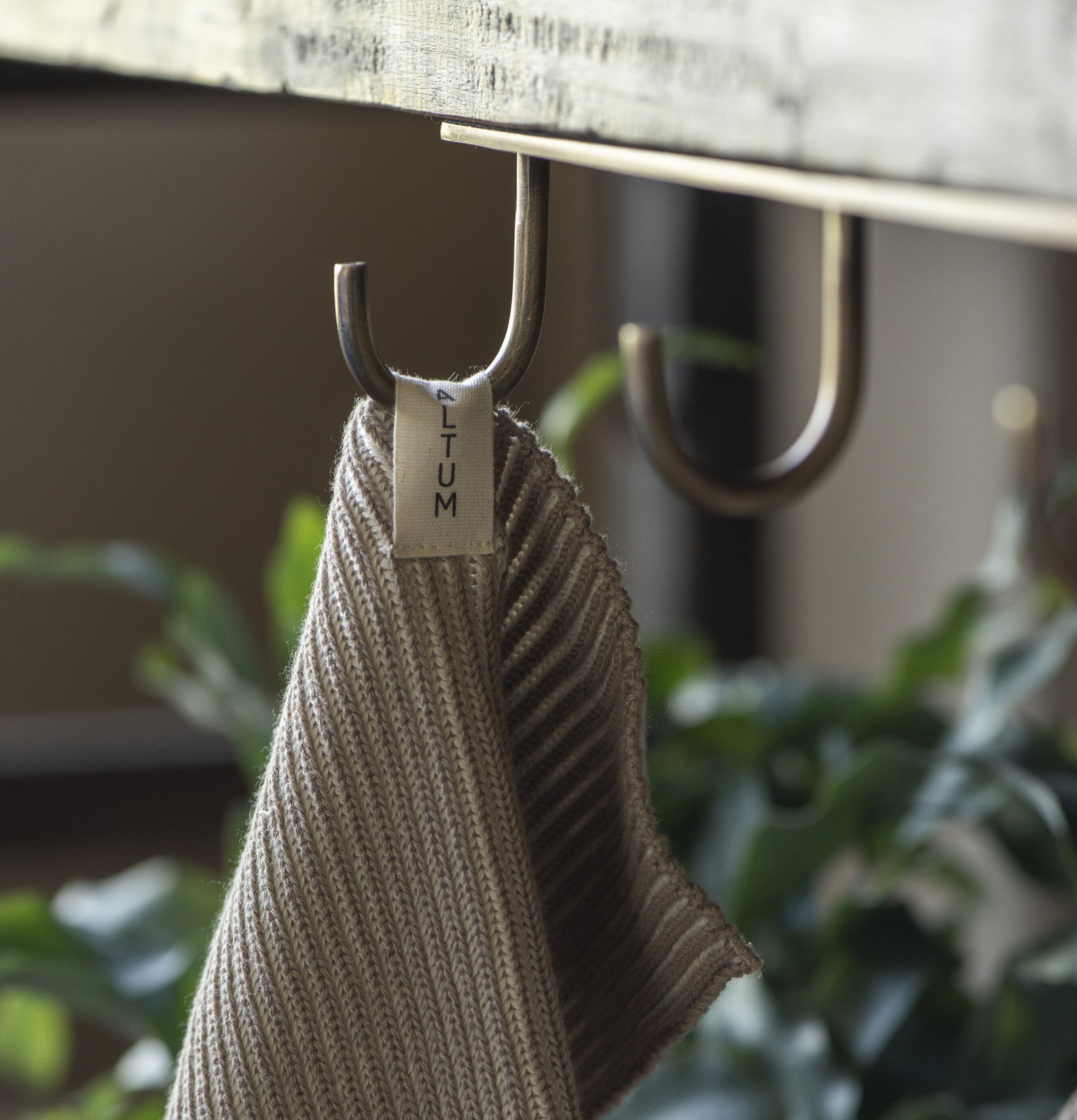 Krokar Hylla Antik Mässing från IB Laursen i naturlig miljö