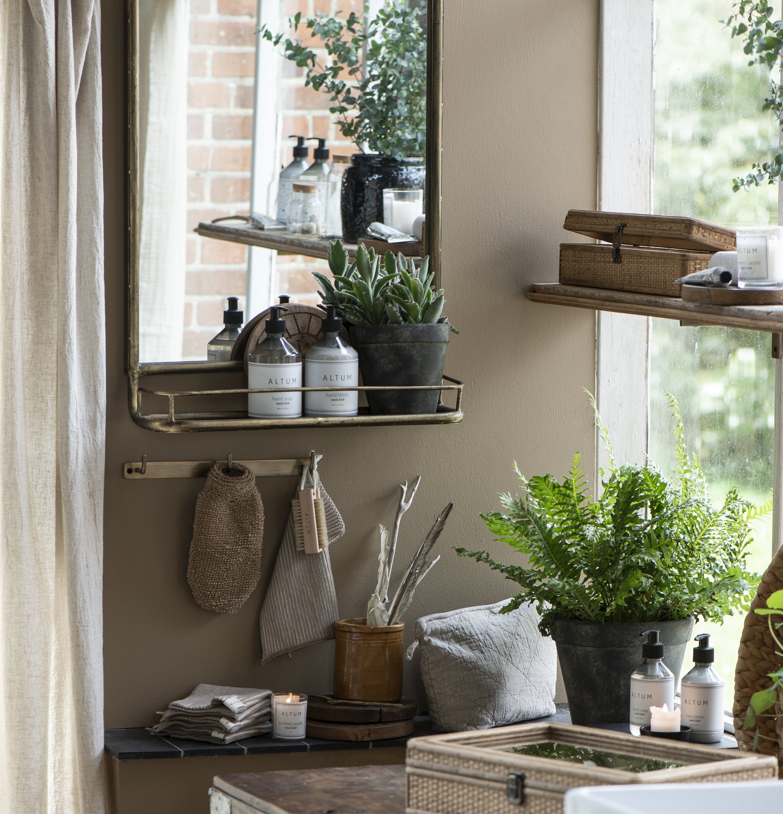 Väggkrokar Antik Mässing från IB Laursen i elegant interiör