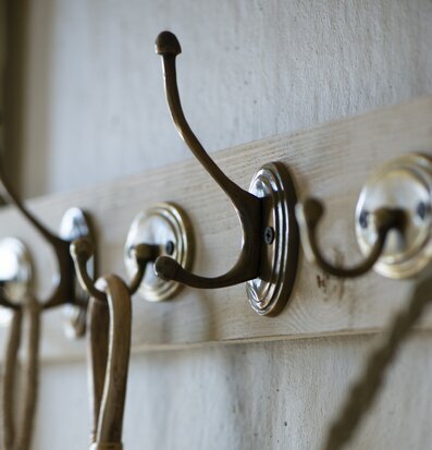 Väggkrok Mörk Mässing från IB Laursen på neutral vägg