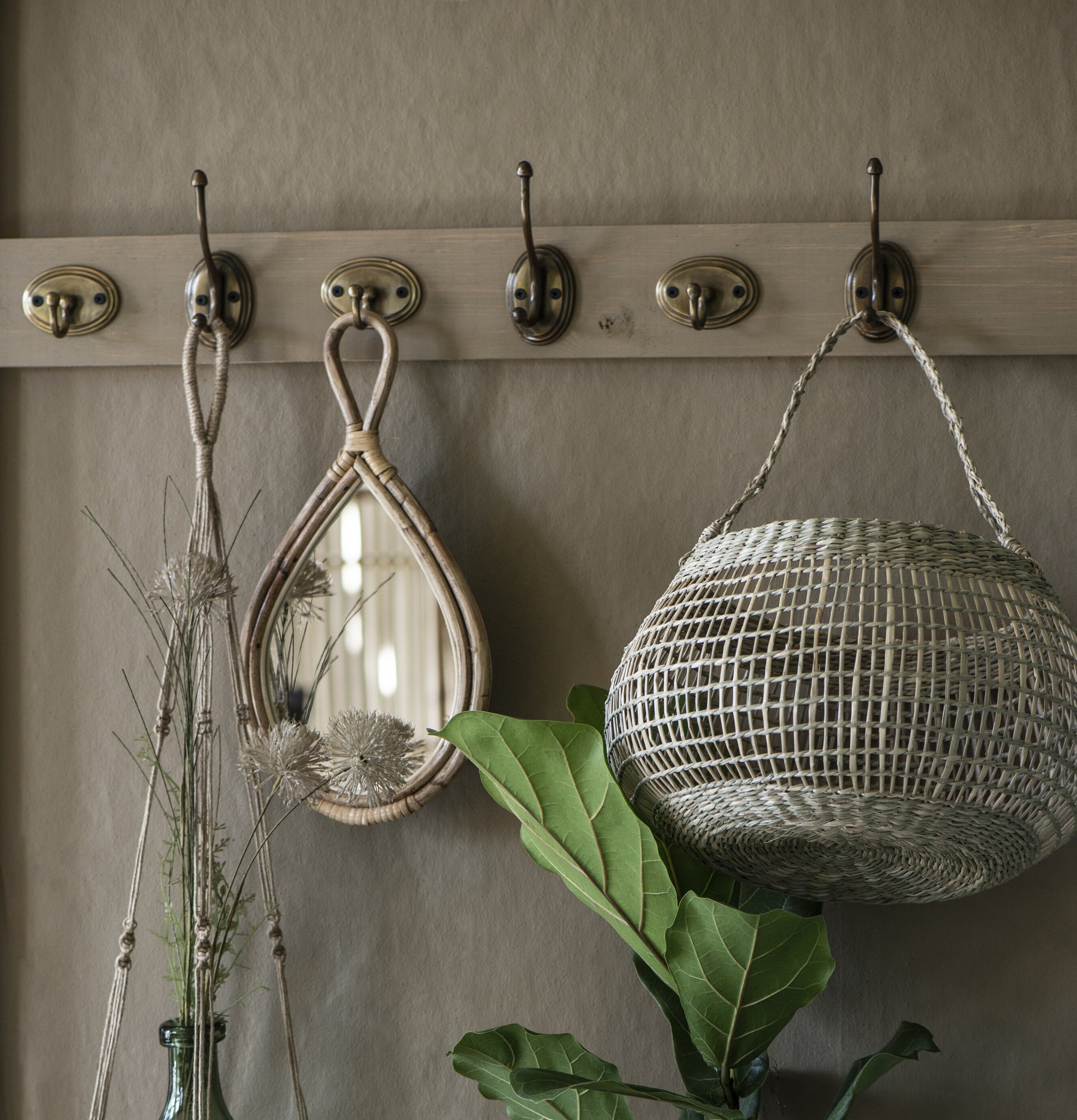 Väggkrok Oval Mörk Mässing från IB Laursen på trälist