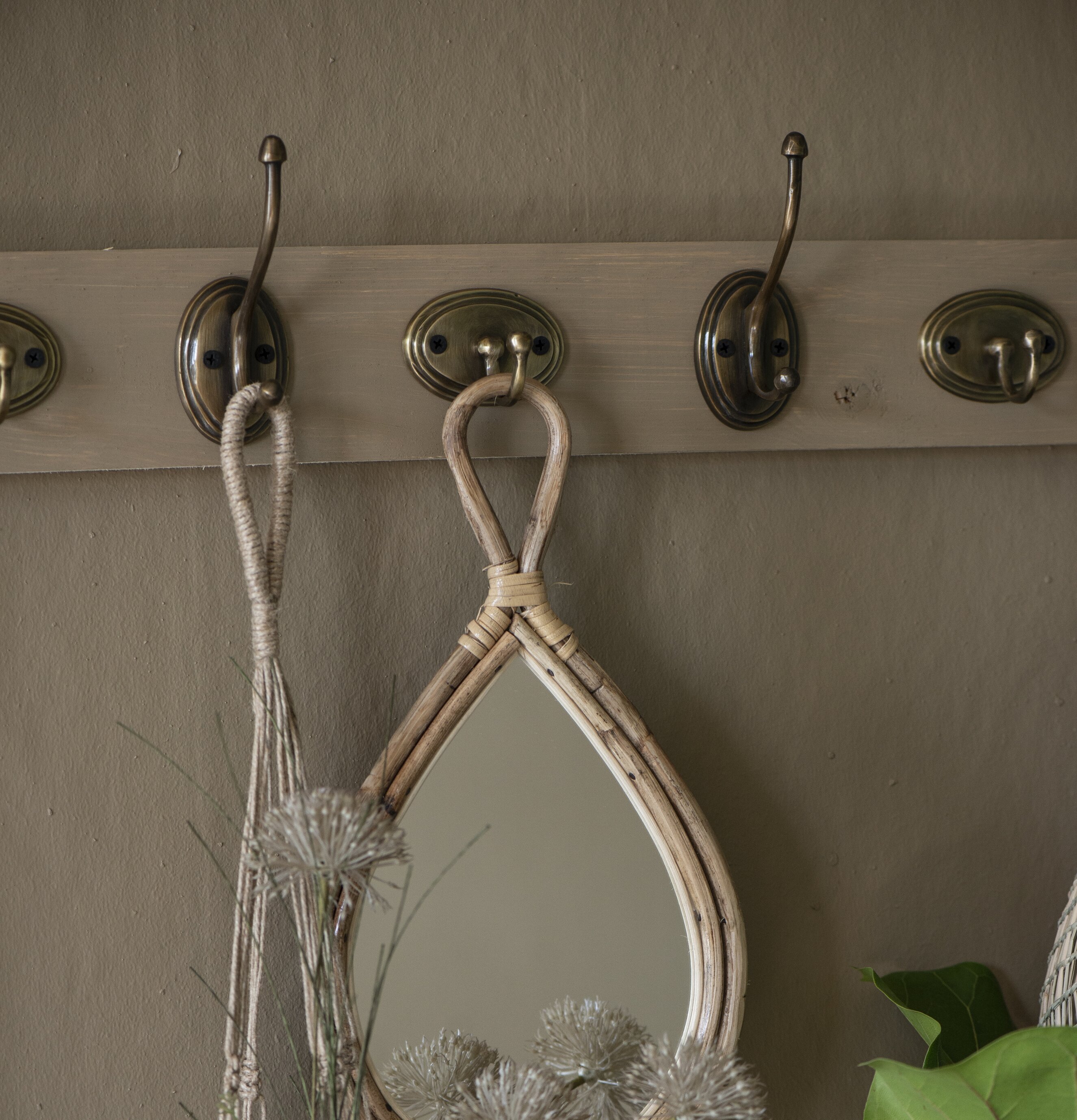 Väggkrok Oval Mörk Mässing från IB Laursen på trälist