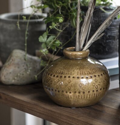 Liten Vas Senapsgul från IB Laursen på en träfärgad hylla