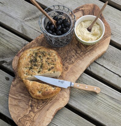 Skärbräda Olivia Unika från IB Laursen med bröd och oliver