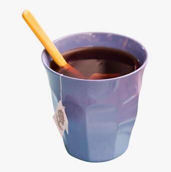 Bild av ljuslila mugg med te och gul sked