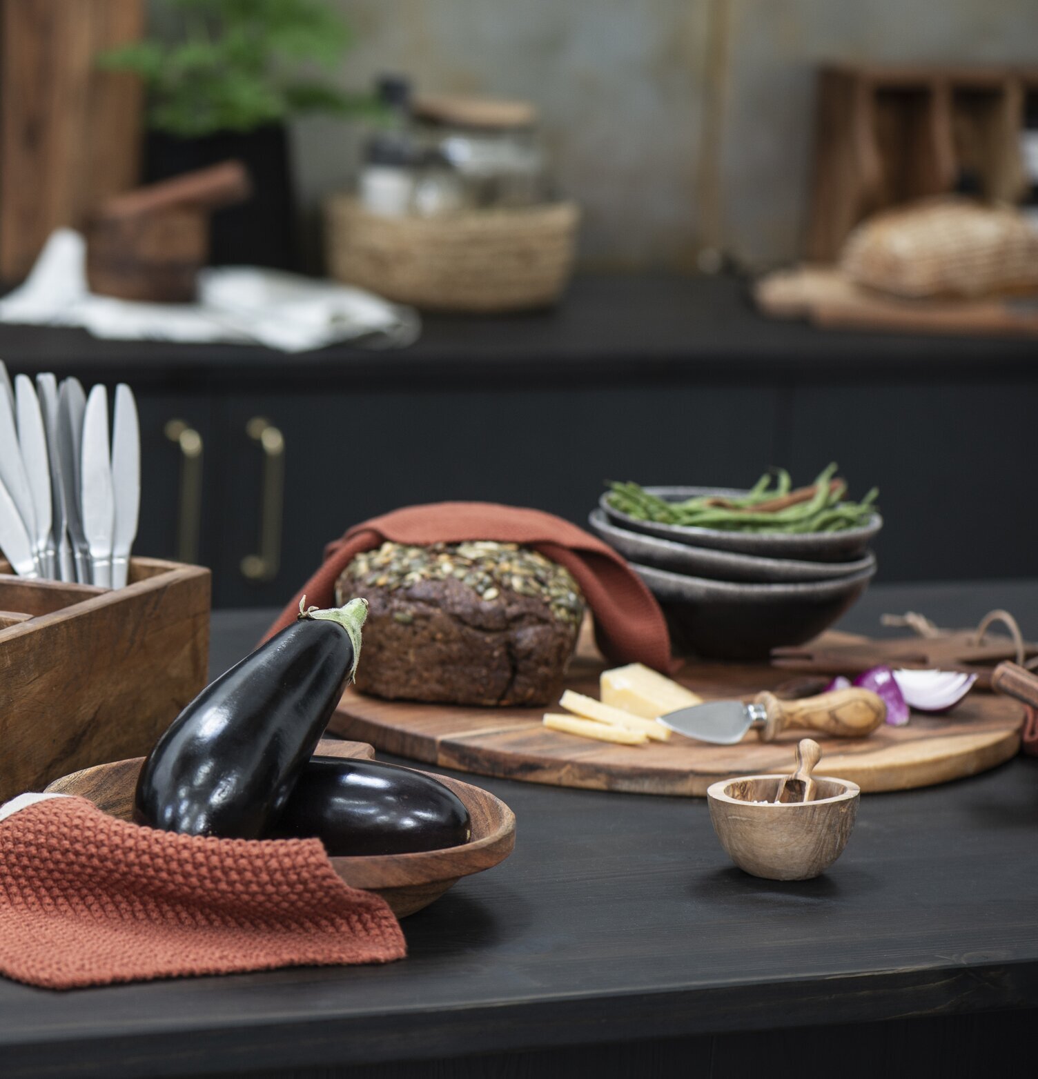 Skål Mini Oliv från IB Laursen med auberginer på träbänk