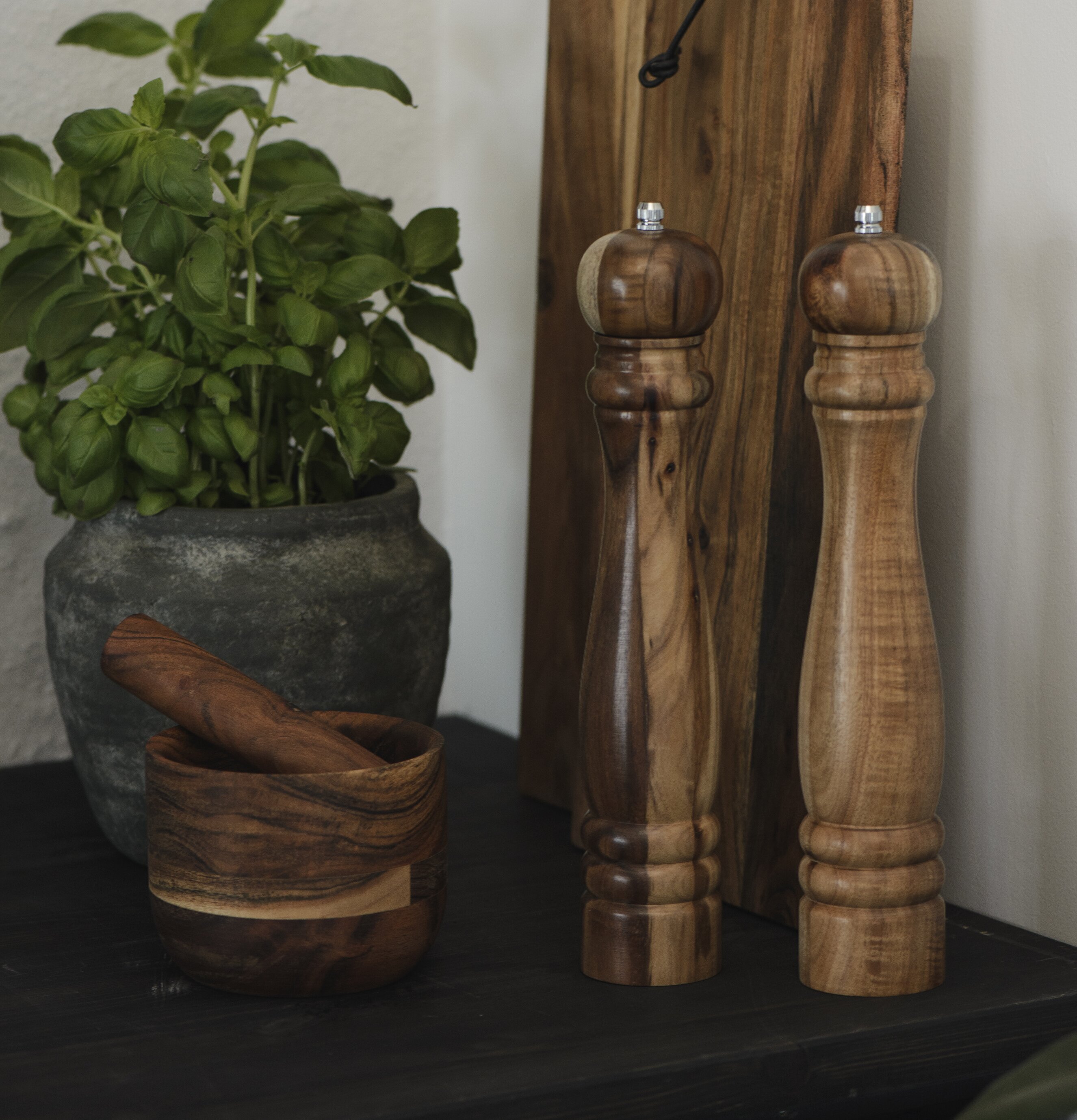 Mortel Oljad Akacia från IB Laursen på svart bänkskiva