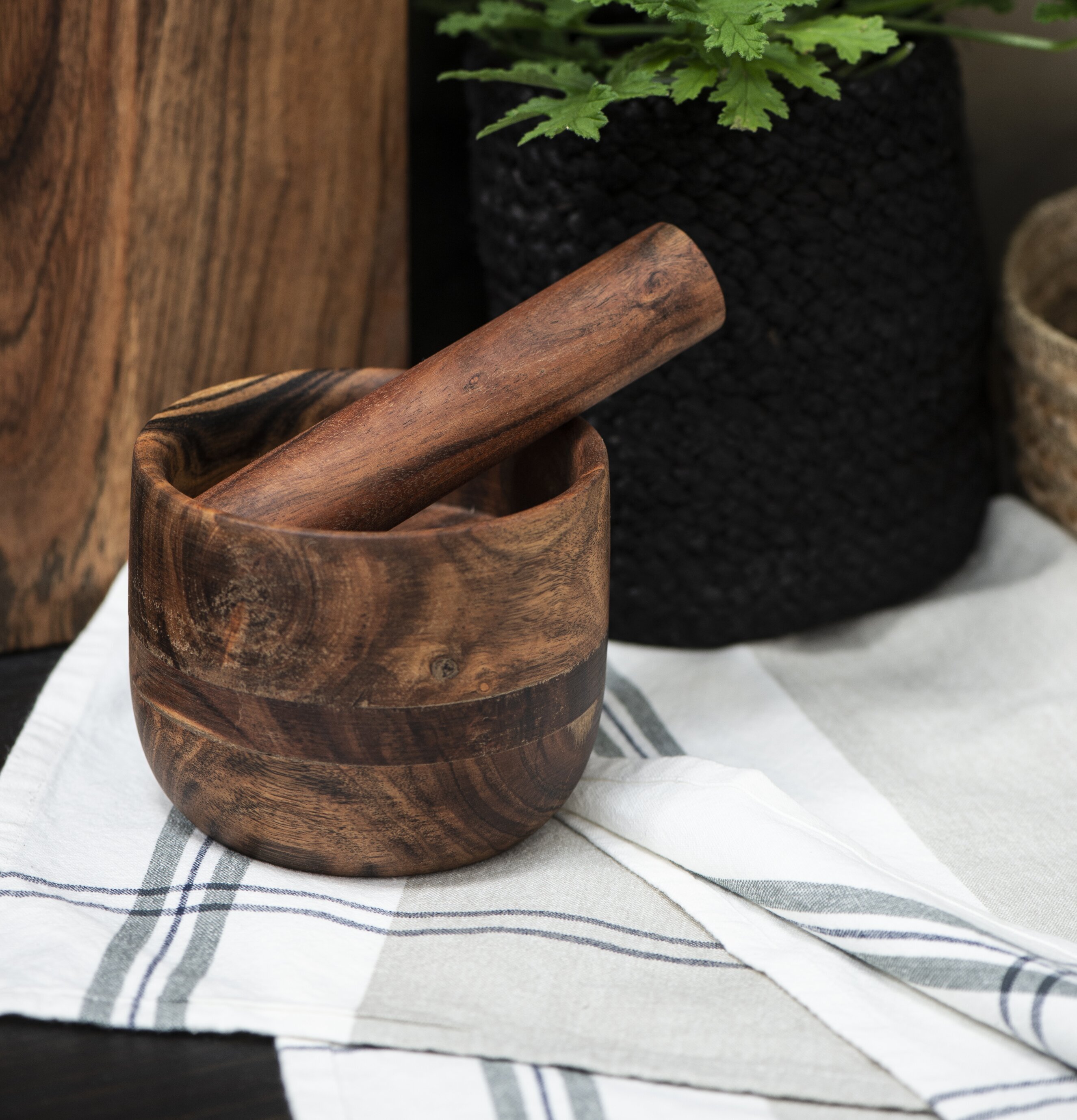 Mortel Oljad Akacia från IB Laursen i naturnära köksmiljö